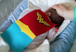 Neonati in terapia intensiva vestiti da supereroi: le foto dolcissime 