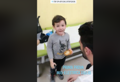 Bimbo di 3 anni prova una protesi al braccio per la prima volta: il video commovente