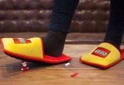 Ecco le ciabatte per non farti male se calpesti i Lego
