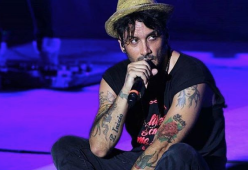 Fabrizio Moro annuncia l'uscita del nuovo singolo "Ho bisogno di credere"