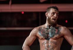 Conor McGregor si mangia una bistecca ricoperta d'oro (a Dubai)