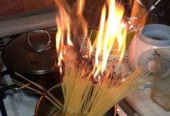 Studentesse americane cuociono la pasta senz’acqua e danno fuoco alla cucina