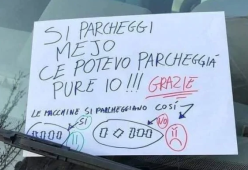 “Ce potevo parcheggià pure io”:  il divertente tutorial lasciato sul parabrezza di un’auto