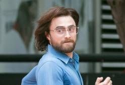 Daniel Radcliffe irriconoscibile con barba e capelli lunghi per il nuovo film