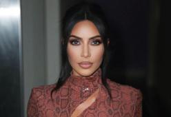 Kim Kardashian si mostra struccata e con i segni della psoriasi sul suo volto