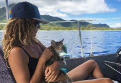 Una donna ha lasciato il lavoro per girare il mondo con il suo gatto 