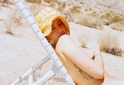 Miley Cyrus nuda sui social si prepara alla stagione dei Festival