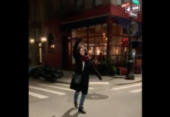 Friends, Courteney Cox torna nei luoghi della serie tv, il video