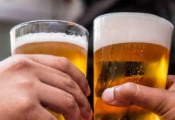 Pretendono di pagare la birra col reddito di cittadinanza e picchiano la barista