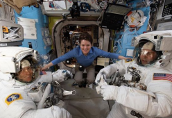 Nasa, saltata la prima passeggiata spaziale di sole donne: tute non idonee
