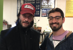 Aereo costretto ad atterraggio di emergenza: a bordo c’è Keanu Reeves che regala sorrisi a tutti