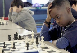 Ha 8 anni, è senzatetto ed è un campione di scacchi: la storia