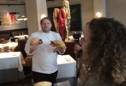 Vegani irrompono nel ristorante: lo chef li accoglie con 2 anatre morte