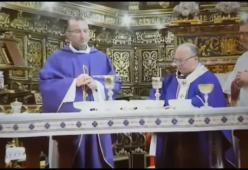 Whisky al posto del vino per l'arcivescovo di Malta: imbarazzo a messa