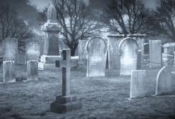Il cancello automatico non si aggiorna con l'ora legale: tutti chiusi dentro al Cimitero