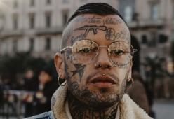 Troppi tatuaggi in faccia, non riesce a trovare lavoro