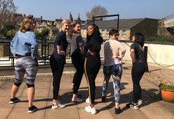 Mamma contro i leggings a scuola: gli studenti indignati reagiscono così