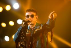 Irama live sold out al Forum di Assago: ecco le foto più belle del concerto