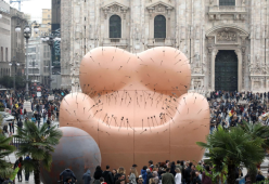 Milano, installata statua di una donna nuda trafitta come simbolo della violenza sulle donne