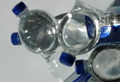 In Italia consumiamo in media 8 miliardi di bottiglie di plastica all’anno