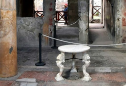 Pompei, denunciata turista inglese: ha rubato dei pezzi di un mosaico