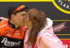 Giro delle Fiandre: la giornalista bacia (per sbaglio) l'atleta