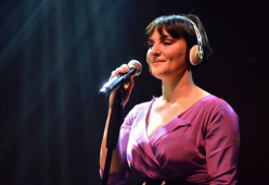 Arisa promette: “Se facciamo sold out vi faccio vedere le tette”
