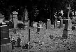 Via le croci dal cimitero: scoppia la protesta in provincia di Bologna