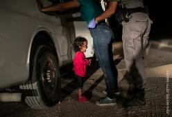 "La bambina che piange al confine": eletta foto dell'anno
