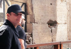 Ricky Martin turista per caso a Roma: eccolo al Colosseo