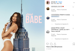 Emily Ratajkowski colpisce ancora: super nella pubblicità di un vino
