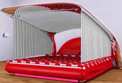 Ecco il letto che si trasforma in un cinema... privato