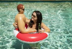 Arriva il gonfiabile a forma di macho muscoloso… donne single all'arrembaggio