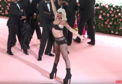 Lady Gaga: strip tease sulla scalinata del Met Gala 2019