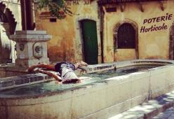 Selfie originali: “si finge morta” nei luoghi più famosi del mondo