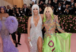 Kylie Jenner fotografata mentre guarda il fondoschiena di Jennifer Lopez