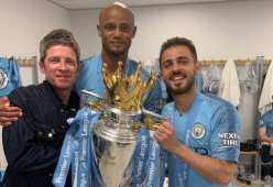 Noel Gallagher canta "Wonderwall" insieme ai giocatori per festeggiare la vittoria del Manchester City