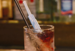 Hanno inventato il cocktail a tema mestruazioni (ma è per una buona causa)