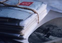 Anziano trova vecchie lettere dell'amante della moglie e tenta il suicidio