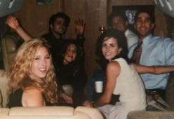 Friends, Courteney Cox pubblica una foto inedita del cast prima dell’inizio della serie