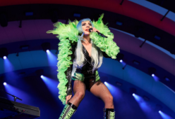 Lady Gaga ricorda Steve Jobs durante il concerto a Cupertino
