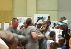 Arnold Schwarzenegger aggredito alle spalle in Sudafrica durante un evento benefico