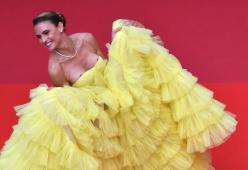 Capezzoli in bella mostra a Cannes: le foto dell'incidente hot della modella Fernanda Liz