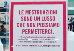 "Le mestruazioni sono un lusso" e una farmacia sconta gli assorbenti del 20%
