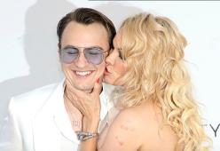 Cannes: la sexy Pamela Anderson sfila con un accompagnatore speciale