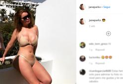 UK, foto a seno nudo in vendita per beneficenza: "sono come Robin Hood"