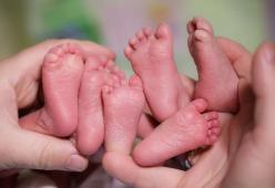 Parto record (con sorpresa): super-mamma dà alla luce 6 gemelli