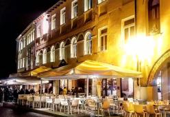 Pordenone, ritrovato un "tesoro" sotto la pedana di uno storico caffè