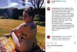 Nuda in mezzo al prato: la provocazione dell'attrice Lena Dunham
