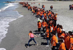 Calabria, studenti in gita scolastica puliscono le spiagge